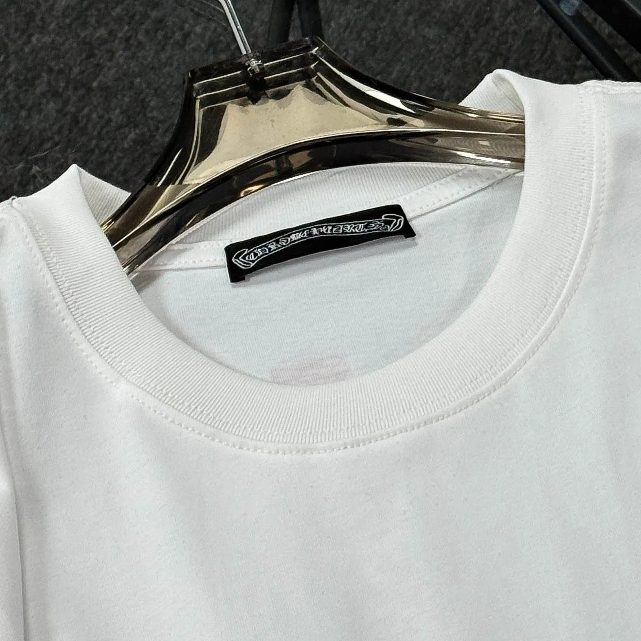 P170 Chrome Hearts Chrome Hearts 25 high version. The fabric is made of 300 grams of high-density pure cotton. It does not deform or shrink. It has three labels. It is the same style for men and women. Technology: suede foam printing. Color: white, black. SIZE: S-XL.